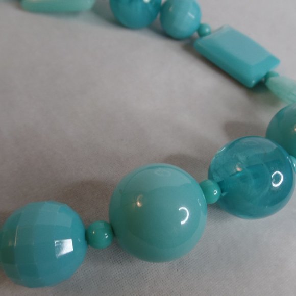 Chunky Turquoise Colored Lucite Necklace - Picture 4 of 12